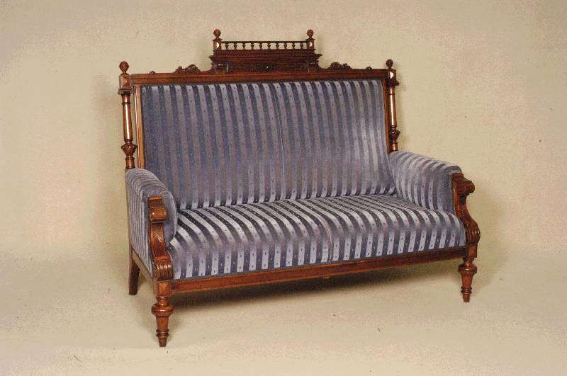 Sofa, deutsch, um 1880, GrÜnderzeit, Nußbaum massiv, gedrechselte Beine, Armlehnen mit Flachschnitzereien, RÜckenlehne mit gedrechselten ...