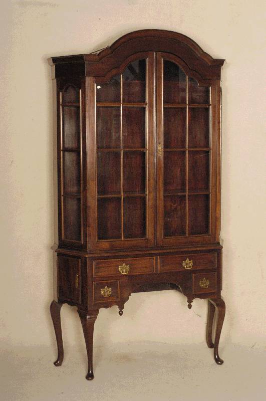 Prahlhans, England, um 1900, Mahagoni massiv, Queen-Anne-Stil, seitlich abgeschrÄgte Ecken, verglast, im Unterteil mehrere Schubladen, oben ...