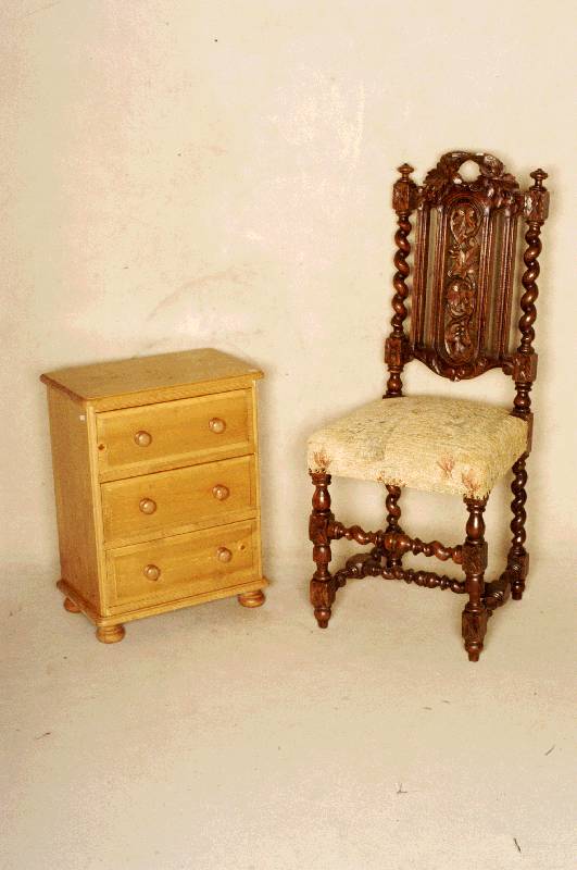 2 NachtschrÄnkchen, deutsch, im englischen Stil, Weichholz massiv, 3-schÜbig, mit runden KnÖpfen, Gebrauchsspuren, ca. 60x46x28 cm