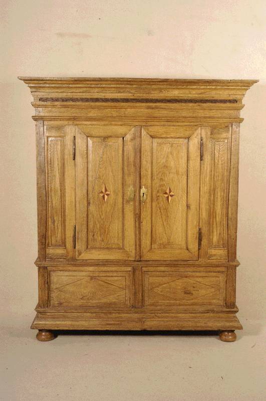 Bauernschrank, deutsch/Westfalen, um 1800, Eiche massiv, Front, Kopf und Fuß auf Rahmen gearbeitet, aufgesetzte Leisten, 3- bzw. 4-fach getreppt, ...