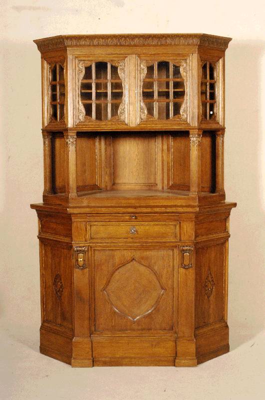 Eckschrank, deutsch, um 1900, Korpus Weichholz, Eiche massiv, Eichefurnier, unten 1 TÜr mit zurÜckgesetzten FÜllungen, 1 Schublade abgesetzt mit ...