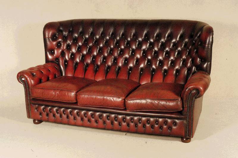 2-sitzer Sofa, wohl England, im Chesterfield-Stil, hochlehnig, lose Kissen, RÜcken und Seiten genoppt und geheftet, rotbraunes Leder von guter ...
