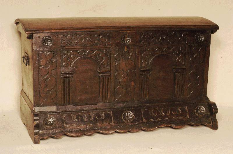 Truhe, deutsch, um 1780, Eiche massiv, Front mit Flachschnitzereien, bogenfÖrmige FÜllungen, Kufen teilweise restauriert, seitliche Griffe wohl ...