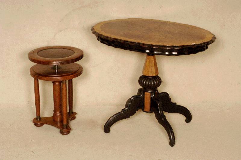 Klavierhocker, deutsch, um 1900, Eiche massiv, 3 gedrechselte Beine, in der HÖhe verstellbar, SitzflÄche mit original Bezug, Gebrauchsspuren, H. ...
