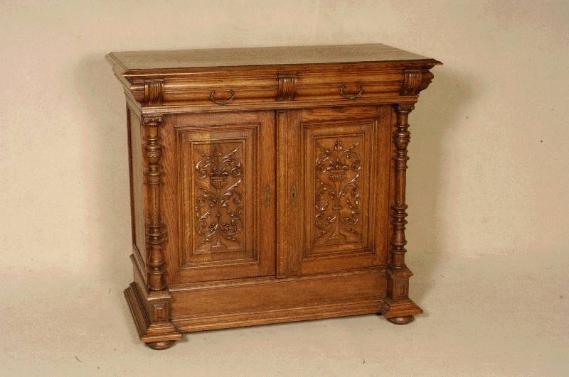 Kleine Anrichte, Flandern, um 1880, Eiche massiv, gedrechselte KugelfÜße, Fußleiste 5-fach getreppt, 2 vorgesetzte VollsÄulen, geschnitzte ...