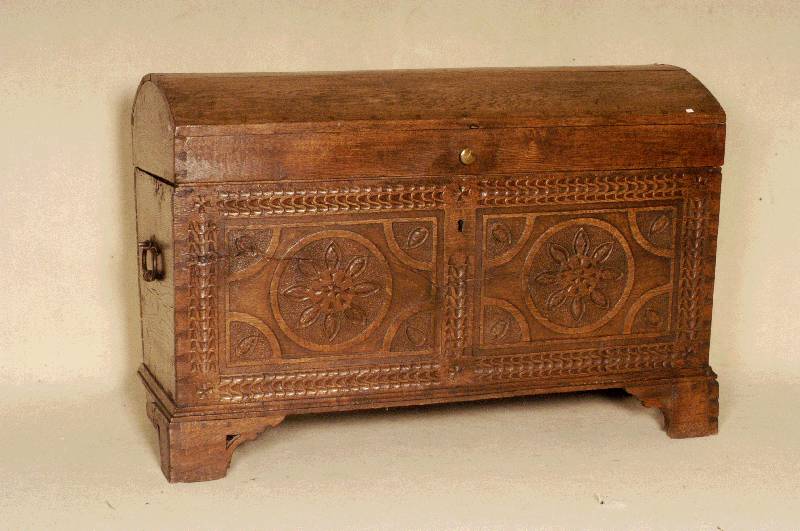 Runddeckeltruhe, deutsch, um 1830, Eiche massiv, Front mit floralen Flachschnitzereien, Kufen original, Schloß fehlt, innen mit Dokumentenfach, ...