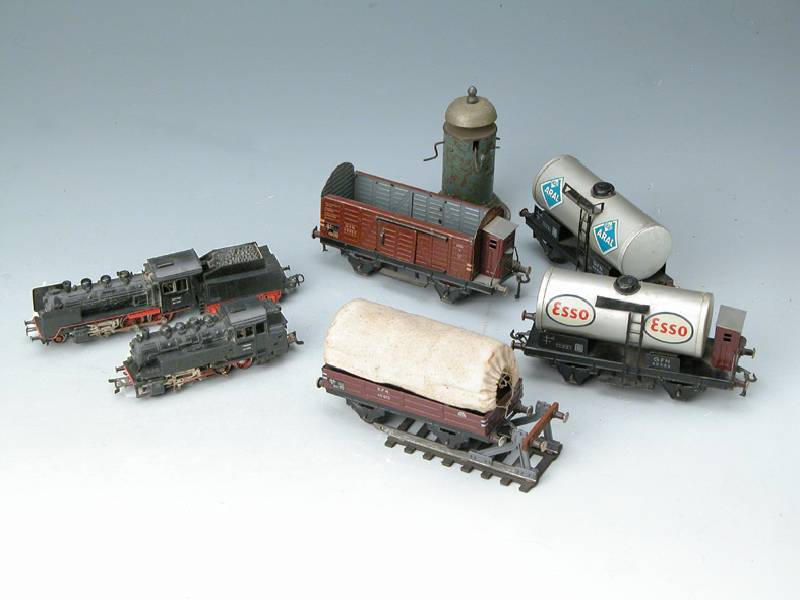 Konvolut Fleischmann, ca. 20er-50er Jahre, 2 Kesselwagen, 1 x Aral, Aufschrift Made in U.S. Zone Germany, 1 x Esso, 1 offener GÜterwagen, 1 ...