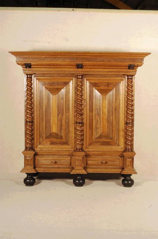 Kissenschrank, Holland, um 1760, Korpus Eiche massiv, Palisanderfurnier, sogenannte Kissen, gut ausgearbeitet, mit aufgesetzten Leisten, massive ...