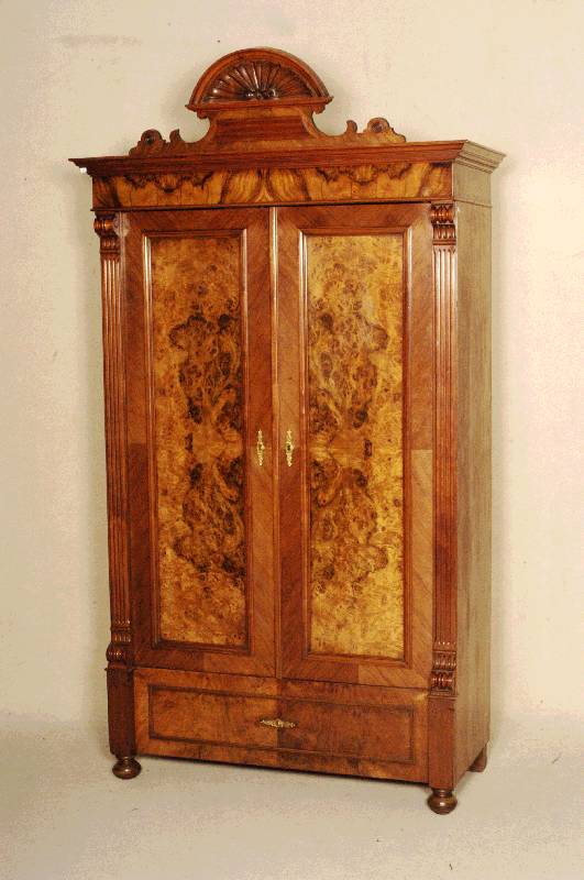 GrÜnderzeitschrank, deutsch, um 1880, Korpus Weichholz, Nußbaum- bzw. Wurzelnußfurnier, z.T. gespiegelt, lebhaftes Furnierbild, Lisenen gerillt, ...