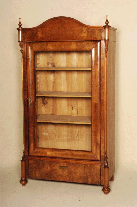 Glasschrank, deutsch, um 1870, GrÜnderzeit, Korpus Weichholz, Nußbaum- bzw. Wurzelnußfurnier, z.T. gespiegelt, Kopf geschwungen, Seiten mit ...