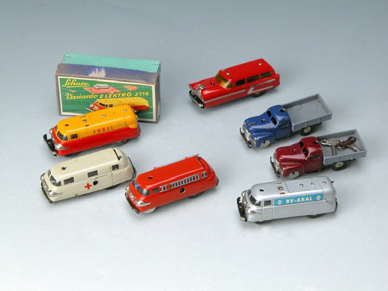 Konvolut Schuco Varianto Elektro-Autos, 50er Jahre, Blech, Bus von Shell, Patent-Nr. 3116 , im orig. Karton, Krankenwagen Nr. 3043, Feuerwehrauto ...