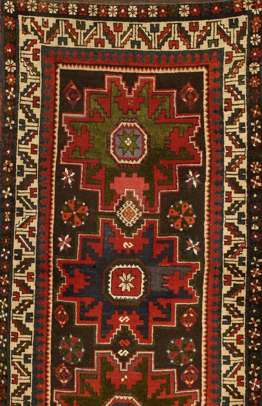Lesghistan, Kaukasus, um 1930, Wolle auf Wo lle, ca. 191 x 97 cm, SW: 1800,- EUR. Ehz: 3. Drei Sternornamente zeigen eine klare Zeichnun g in ...