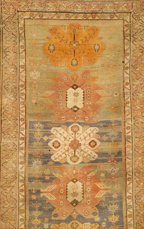 Erivan Antik, Kaukasus, Um 1900, Wolle auf Wolle, ca. 250 x 106 cm, SchÄtzwert: 2900.- EURO, Ehz: 3-4. Farblich mit seinen milden zarten ...