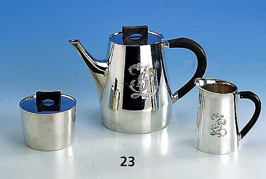 Kaffeekanne, Sahnegießer und Zuckerdose, deutsch Bruckmann Heilbronn, 925er Silber, total ca. 860 g, Haben und Griffe Holz, Bes.-Monogr. I. L. ...
