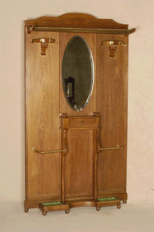 Flurgaderobe, deutsch, um 1918/20, Korpus Weichholz, Eichefurnier, aufgesetzte sparsame Schnitzerei, mit Rahmenleisten, Handschuhfach, ...