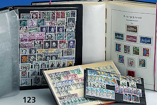 34 Alben mit Briefmarken, 8 BÖgen mit Brief- marken und 6 Zigarettenbilderalben, nach 1950, u.a. Briefmarken Bundesrepublik Dt. nach 1959 kpl. ...