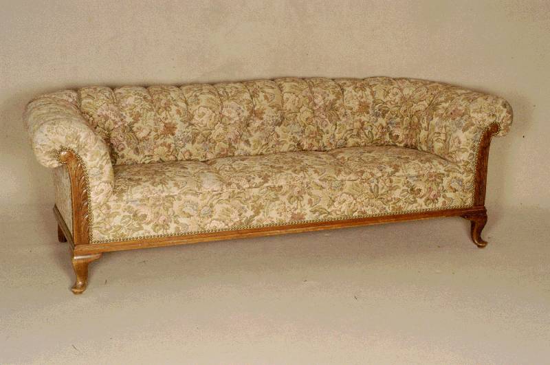 Sofa, deutsch, um 1935/40, Gestell kaukasisch Nußbaum massiv, Akanthusbalttverzierung, Polsterung original, Bezug erneuert, Seiten und RÜcken ...
