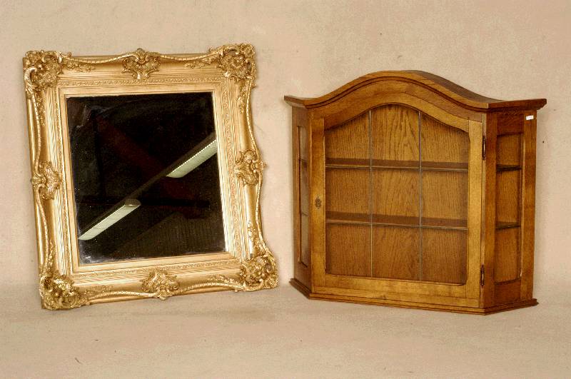 HÄngeschrÄnkchen, Barockstil, verglast und messingversprosst, 2 EinlegebÖden, abgeplattete Seiten, neuwertig, ca. 70x78x24 cm