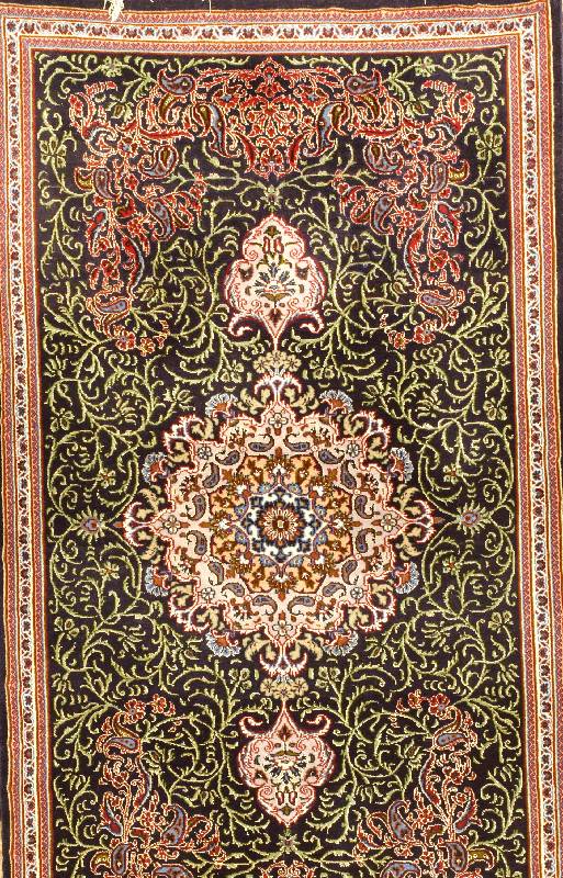 Esfahan fein, Persien, 10 Jahre, Korkwolle mit und auf Seide, ca. 125 x 70 cm, Ehz: 1 SchÄtzwert: 1050.- EURO, ca. 1,0 Mio. Kn/qm. S eltener ...