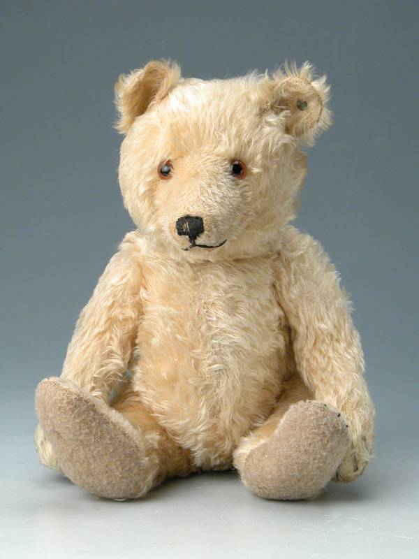 Steiff-BÄr, Anfang 30er Jahre, mit Knopf ohne Fahne, blonder Mohair, AbnÄhungen an Pfoten sek., alter Filz darunter vorhanden, ursprÜngl. mit ...