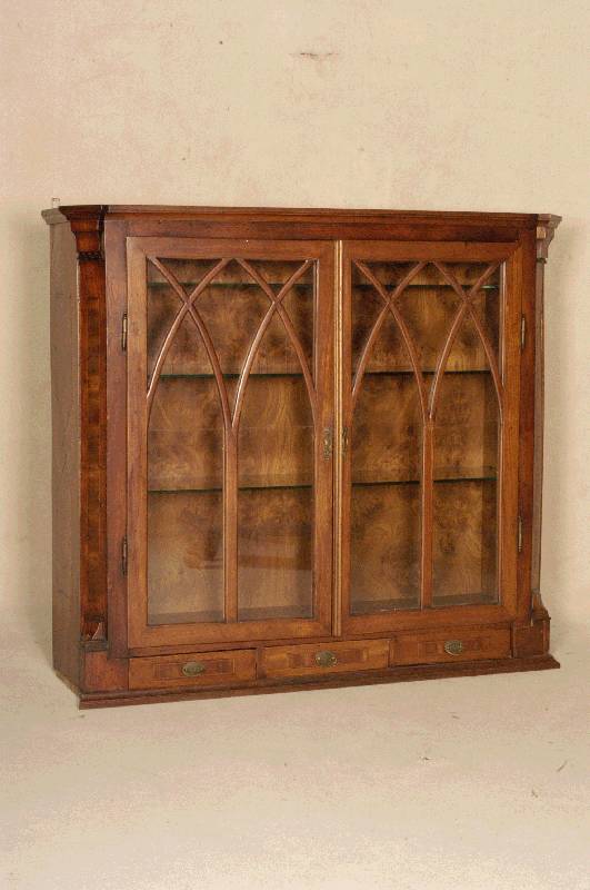 Aufsatzteil eines Buffets, sÜddeutsch, um 1770/80, Korpus Weichholz, Wurzelnußfurnier, Ecken abgeplattet, Glas und Verzierungen sekundÄr, ...