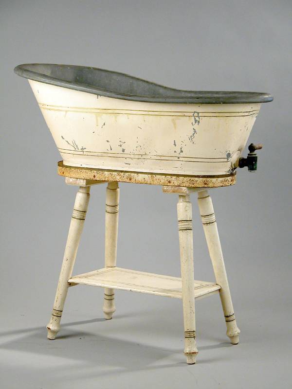 Kinderbadewanne mit StÄnder, deutsch, um 1910-20, Zink, außen weiß lackiert (mit altersÜblichen FarbschÄden), Gestell Holz gedrechselt, ca. ...