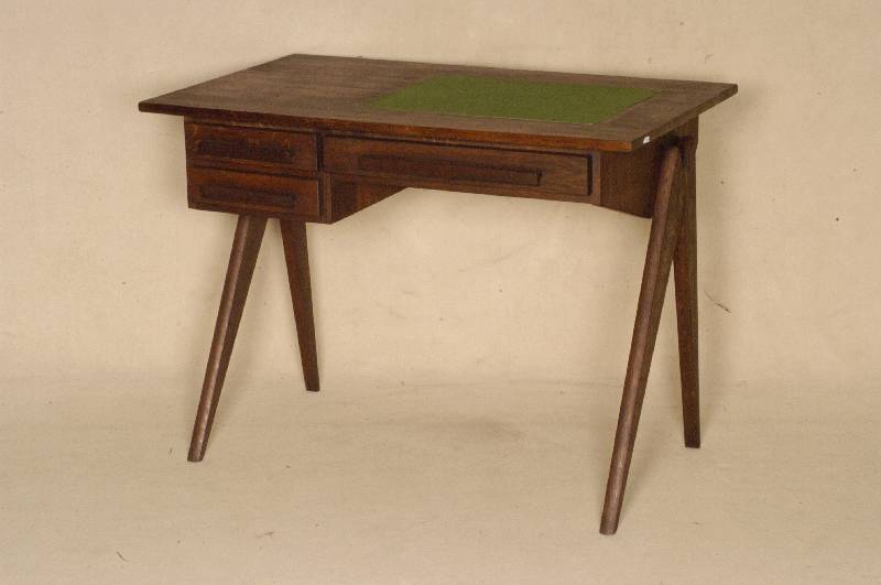 Schreibtisch, England, um 1920, Hartholz dunkel gewachst, drei Schubladen, eingelassene ArbeitsflÄche, restaurierter wohnfertiger Zustand, ca. ...