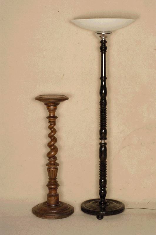 ArtDeco-Stehlampe, Frankreich, um 1920, aufwendig gearbeitet, ebonisierter Holzfuß, mittig mit Chromzierring durchbrochen, ausladender farblos ...