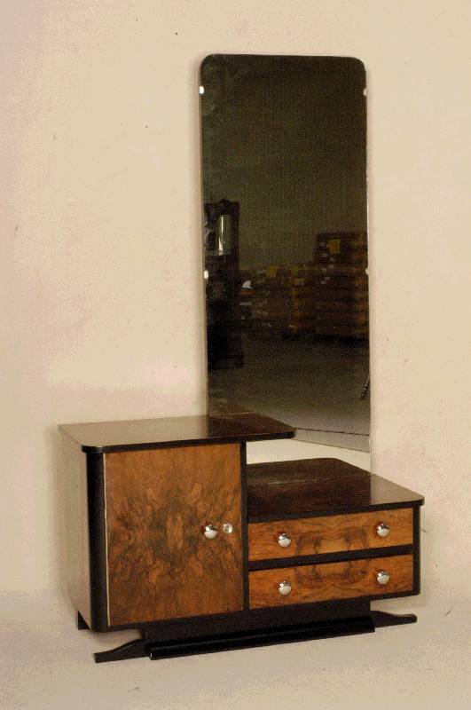 Coifeuse, Frankreich, um 1920, Wurzelnußbaum gespiegelt furniert, zum Teil schwarz abgesetzt, ChrombeschlÄge, schÖn geschwungener Sockel, ...