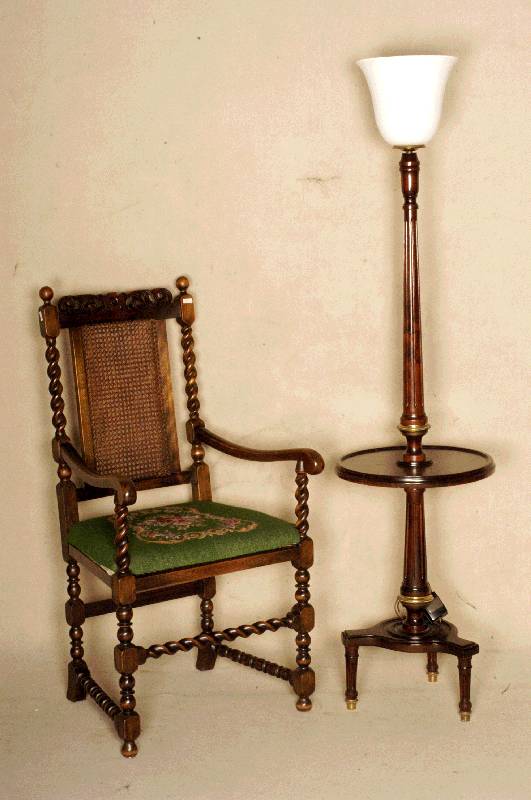 Stehlampe, England, um 1920, Mahagoni, Äußerst aufwendig ausgefÜhrt, mehrfach kanneliert und gekehlt, mit fein ausgearbeiteten ziselierten ...