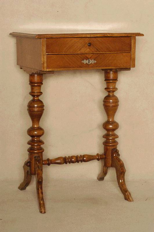 NÄhtischchen, deutsch, um 1880/90, GrÜnderzeit, Korpus Weichholz, Wurzelnußfurnier z.T. gespiegelt verlegt, reiche Drechselarbeiten, sparsame ...