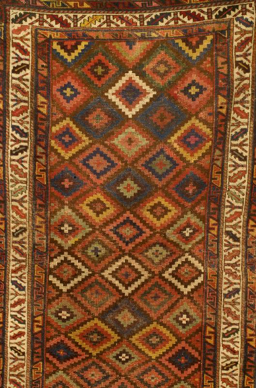 Kazak, Kaukasus, um 1870, Wolle auf Wolle, ca. 222 x 131 cm, SchÄtzwert: 2500.- EURO, EHZ: 4. Antik. außergewÖhnliches Kazak Motiv.