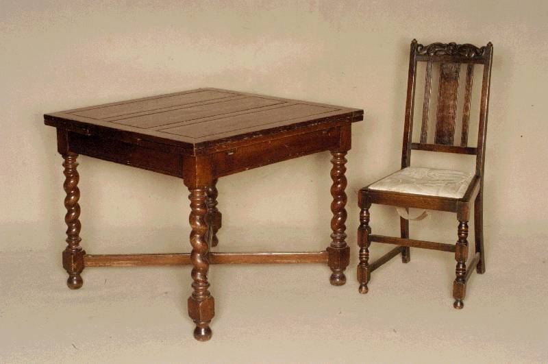 Tisch mit 3 StÜhlen, Frankreich/Belgien, um 1900/10, Eiche massiv, z.T. auf Rahmen gearbeitet, gedrechselte SÄulen, Beine verschrÄnkt, sparsame ...