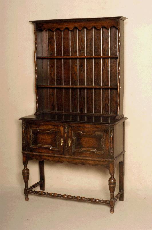 Anrichte mit Tellerboard, Belgien/England, um 1900/10, z.T. auf Rahmen gearbeitet, Eiche massiv, Untergestell mit reicher Drechselarbeit, ...