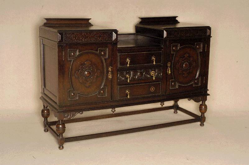 Buffet, England, um 1900, Weichholz, Eiche massiv, auf Mahagoni gebeizt, Perlleistenverzierung, sparsame Akanthusblattschnitzerei, original ...