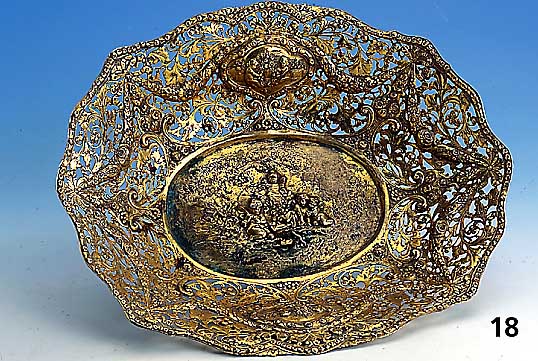 Anbietschale, Hanau um 1910, Silber vergoldet, berieben, typ. Dekor mit Girlanden und Kartuschen, Rand durchbrochen gearbeitet, total ca. 480 g, ...