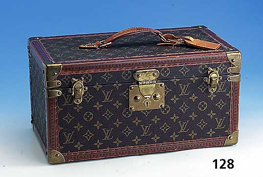 Louis Vuitton Kosmetikkoffer, Nr. 979850, Serie Monogram Canvas, vollstÄndige Innen- ausstattung, SchlÜssel anbei, Gebr.-Sp., ca. 40 x 22.5 x ...