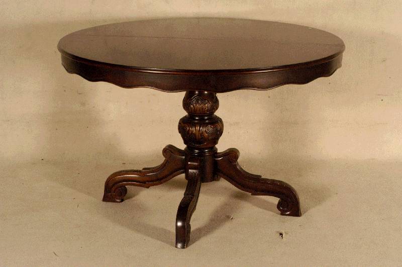 Ausziehtisch, Italien, Nußbaum massiv, Barockstil, seltene Form, sparsame Schnitzereien, leichte Gebrauchsspuren, ca. 98x121x62 cm