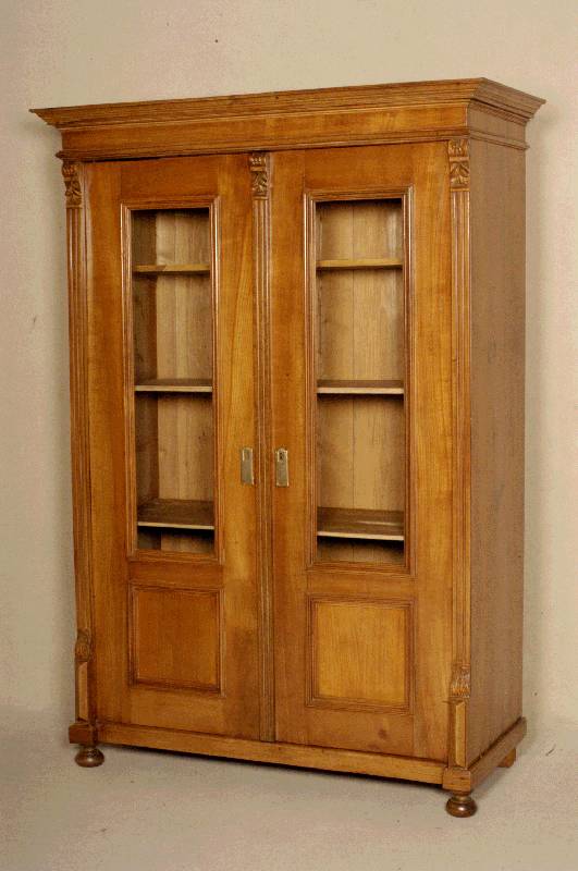 Vitrinenschrank, wohl deutsch, um 1890, Kirschholz, zweitÜrig, sekundÄr verglaste TÜren, im Inneren drei BÖden, Alters- und Gebrauchsspuren, ...