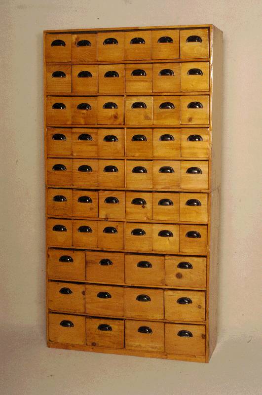 Großer Kontorschrank, England, um 1880, massiv in goldfarbenem Pinienholz gearbeitet, schÖne gewachsene Patina, 54 gerÄumige Schubladen mit ...