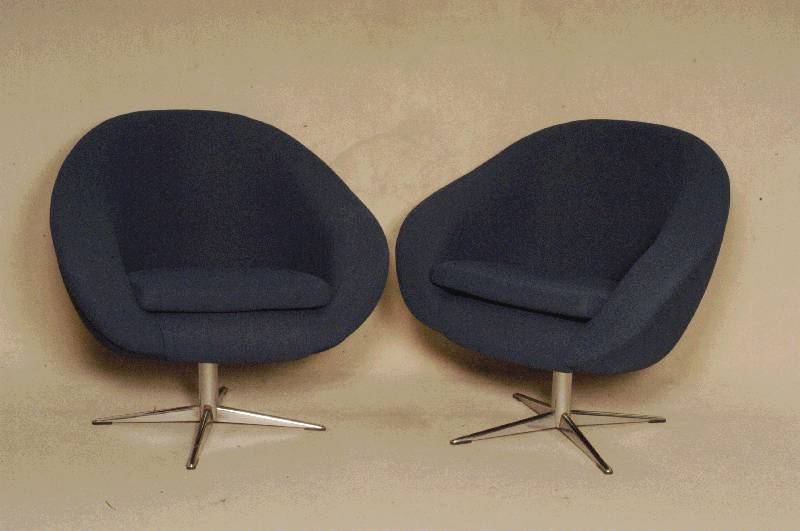 Paar Design-Sessel, Frankreich, 60er Jahre, elegant geschwungener Entwurf mit hohem Sitzkomfort, auf vierfÜßigem Chormsockel, drehbar gelagert, ...