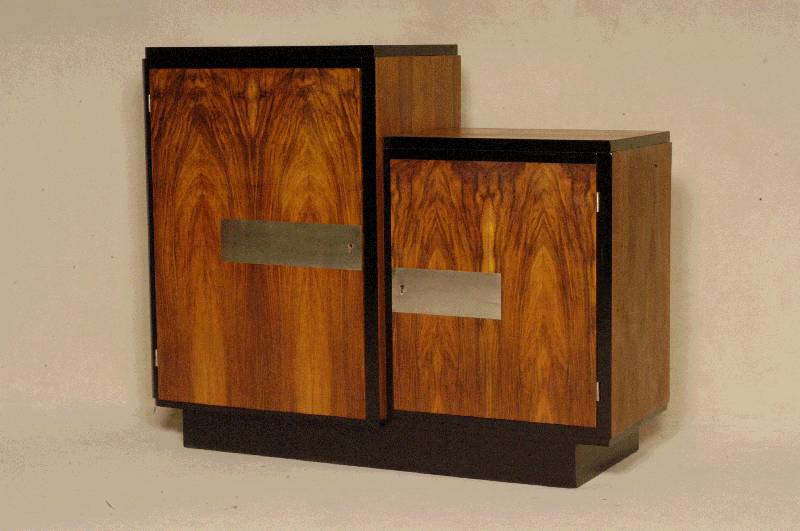 ArtDeco-Sideboard, Frankreich, um 1920, kaukasischer Nußbaum in gespiegeltem Bild furniert, zum Teil schwarz abgesetzt, große aufgelegte ...