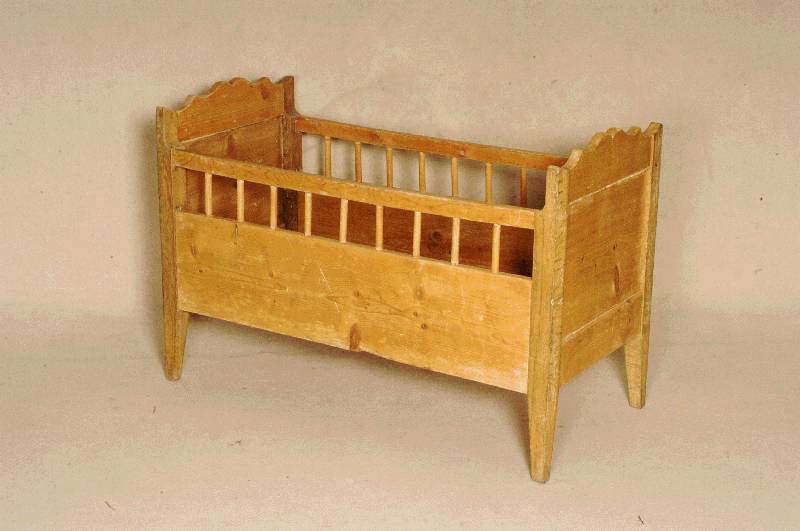 Kinderbett, sÜddeutsch, um 1830/40, komplett auf Rahmen gearbeitet, Beine Eiche massiv, sonst Kiefer bzw. Zierbelkiefer, Einlegeboden sekundÄr, ...