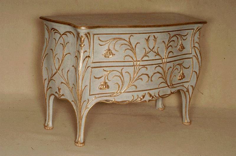 Kommode, Italien, im venezianischen Stil von 1730/40, Weichholz/Hartholz, bombierte Form, Flachschnitzerei, blaugrundig, teilvergoldet, Bandelwerk, ...