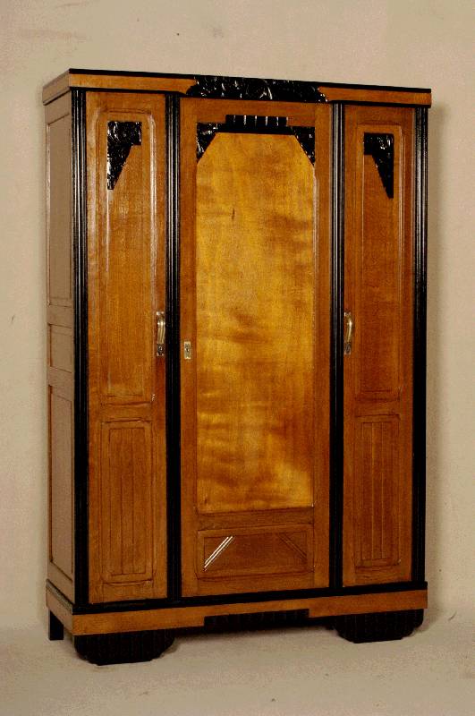 ArtDeco-Schrank, Frankreich, um 1920, 3-tÜrig, z.T. schwarz abgesetzt, geometrische Ornamentik sowie feine florale Reliefschnitzereien, alle ...