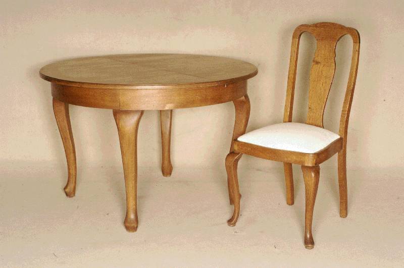 Ausziehtisch mit 4 StÜhlen, deutsch, um 1900/10, Korpus Weichholz/Hartholz bzw. Eiche massiv, im Chippendalestil, allseitig geschwungen, zeitlose ...