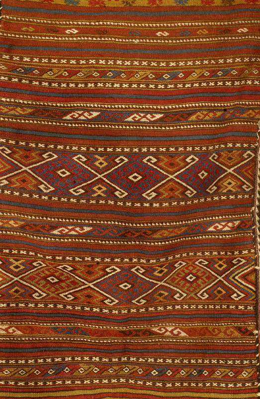 Fethiye-Chuval der Karakoyunlu-YÜrÜken, SÜd- TÜrkei, 19.Jhd.,Wolle/Wolle, sumakh-und Zili- technik mit Ziegenhaar-Webband, Naturfarben. ca. ...