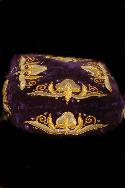 Osmanische SteppmÜtze, TÜrkei, um 1820, Violetter Samt, ca. 15 x 15 cm, SchÄtzwert: 800.- EURO, mit Gold u.SilberfÄden best-, ickt, EHZ: ...