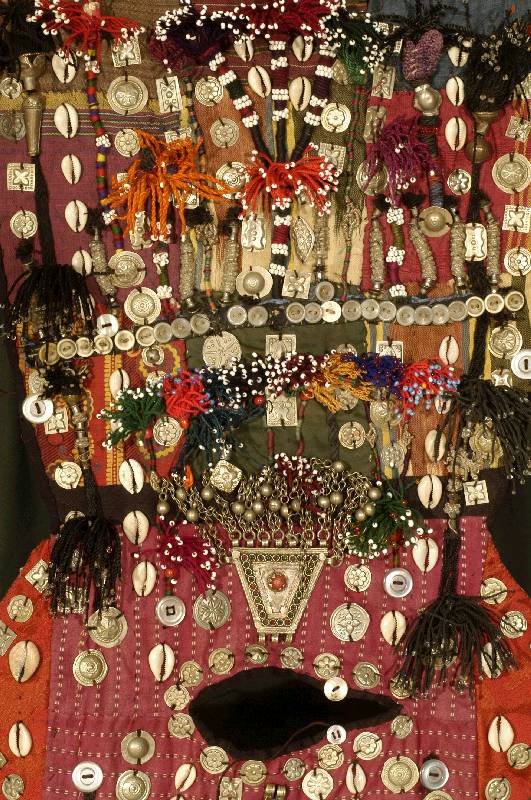 Kinder-Festtagskleid, Usbekistan, Behang mit Silbersudamuletten, Glasperlen und Kauri- Muscheln, Antik, 19.Jhd. vÖlkerkundliches Unikat, museal, ...