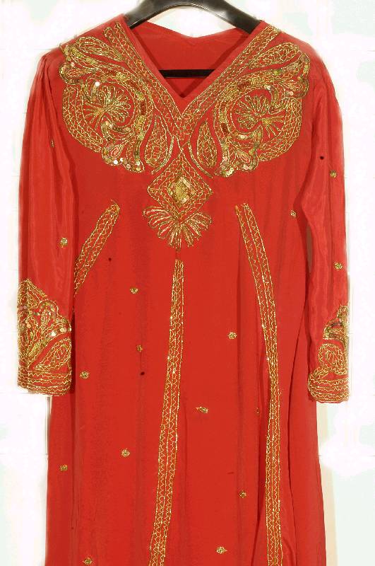 Seidenkleid, Indien, rote Seide mit Goldstickerei, ca. 102 x 48 x 102 cm, EHZ: 2 Schätzwert: 500.-
